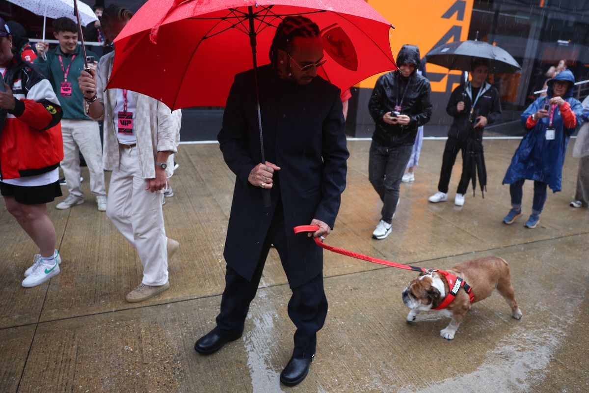 Lewis Hamilton a vasárnap délutáni F1-futam előtt Roscoe-val