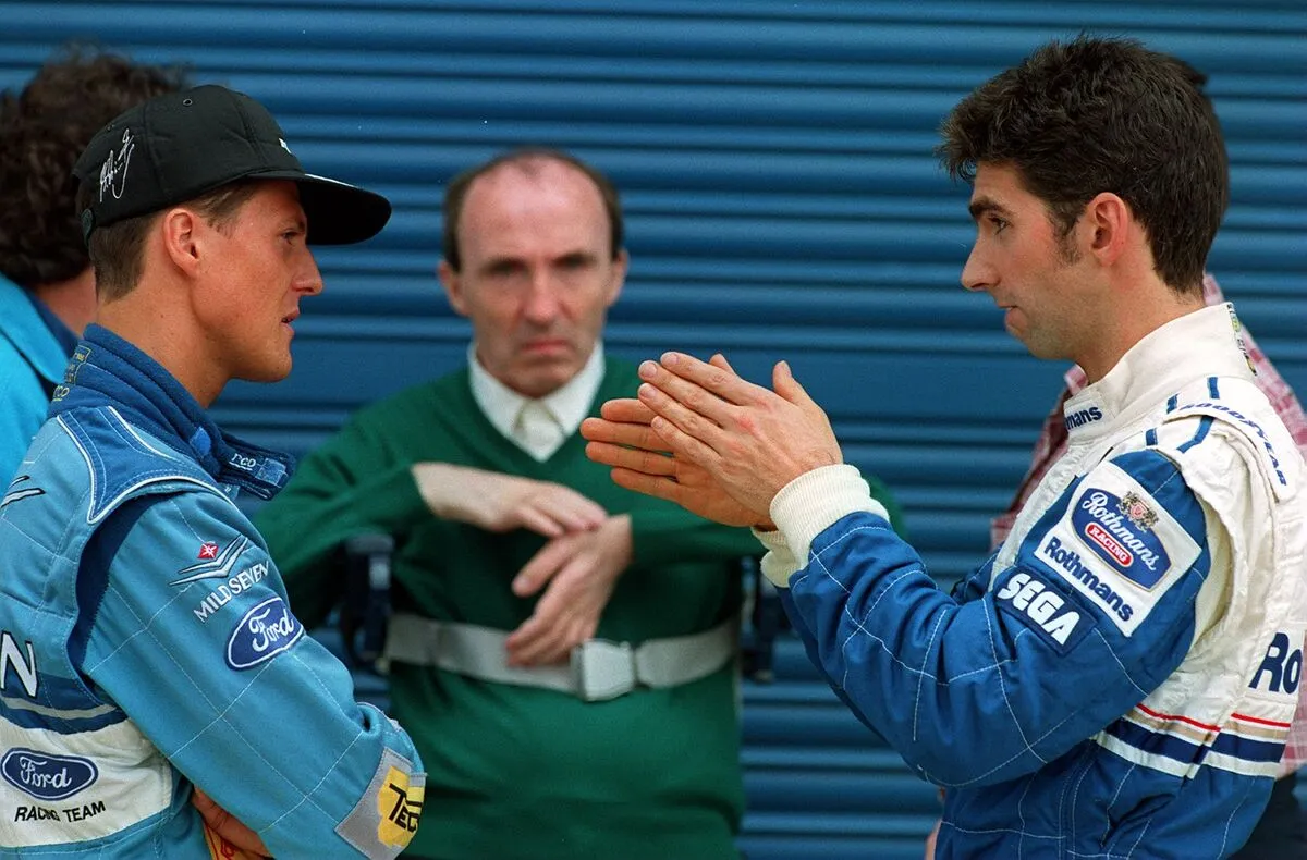 Hill (jobbra) és Schumacher között voltak súrlódások (a háttérben a legendás versenyzőből lett csapatfőnök, Frank Williams figyel)