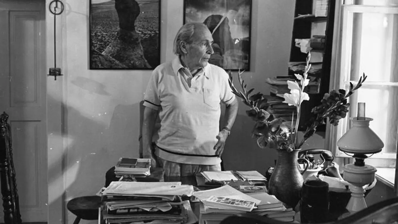  Így nyaraltak íróink a magyar tengernél - Galéria