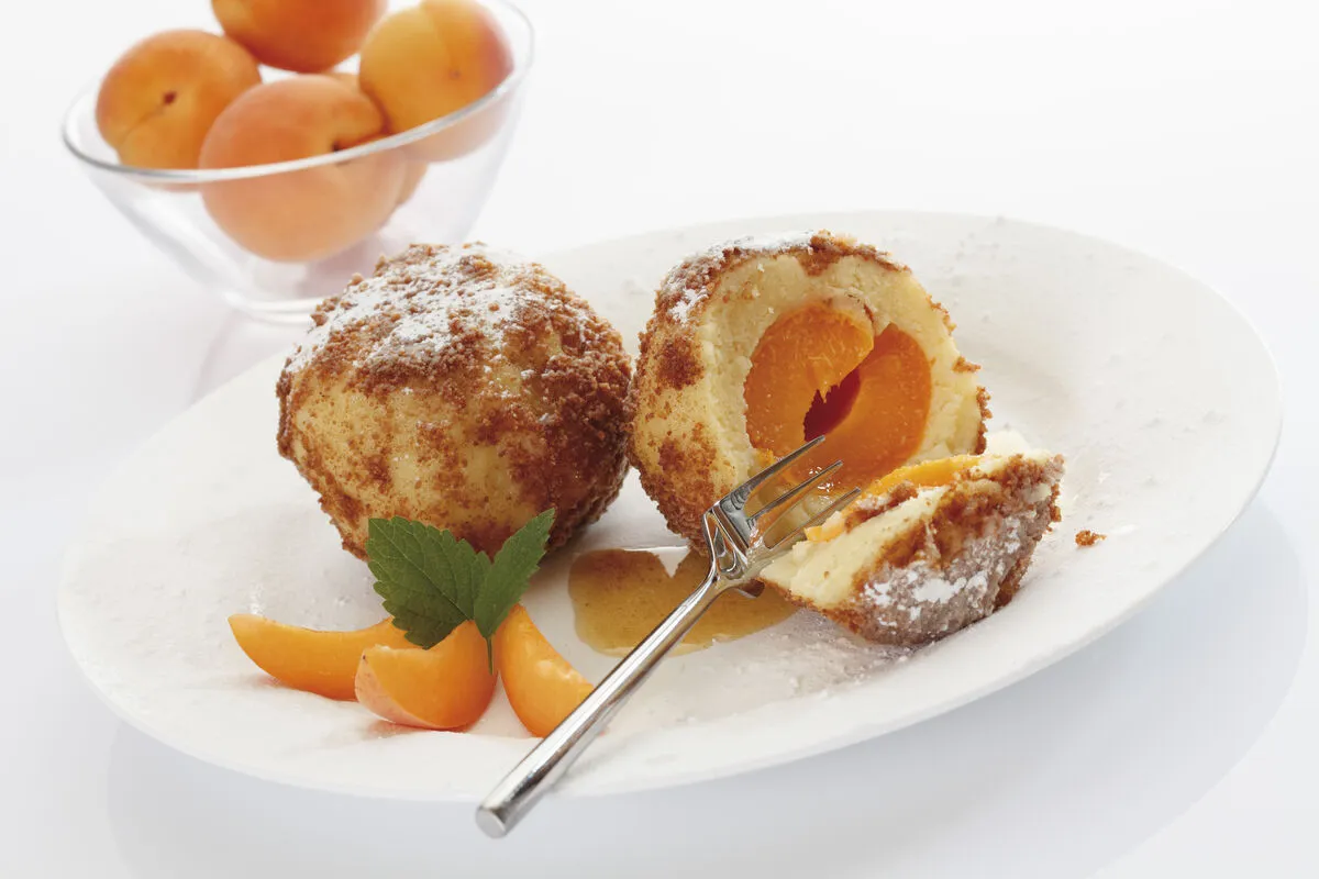 Sárgabarackos gombóc Apricot,Dumpling,Breaded,,Served,On,Plate,in,The,Background,Bowl,Filled