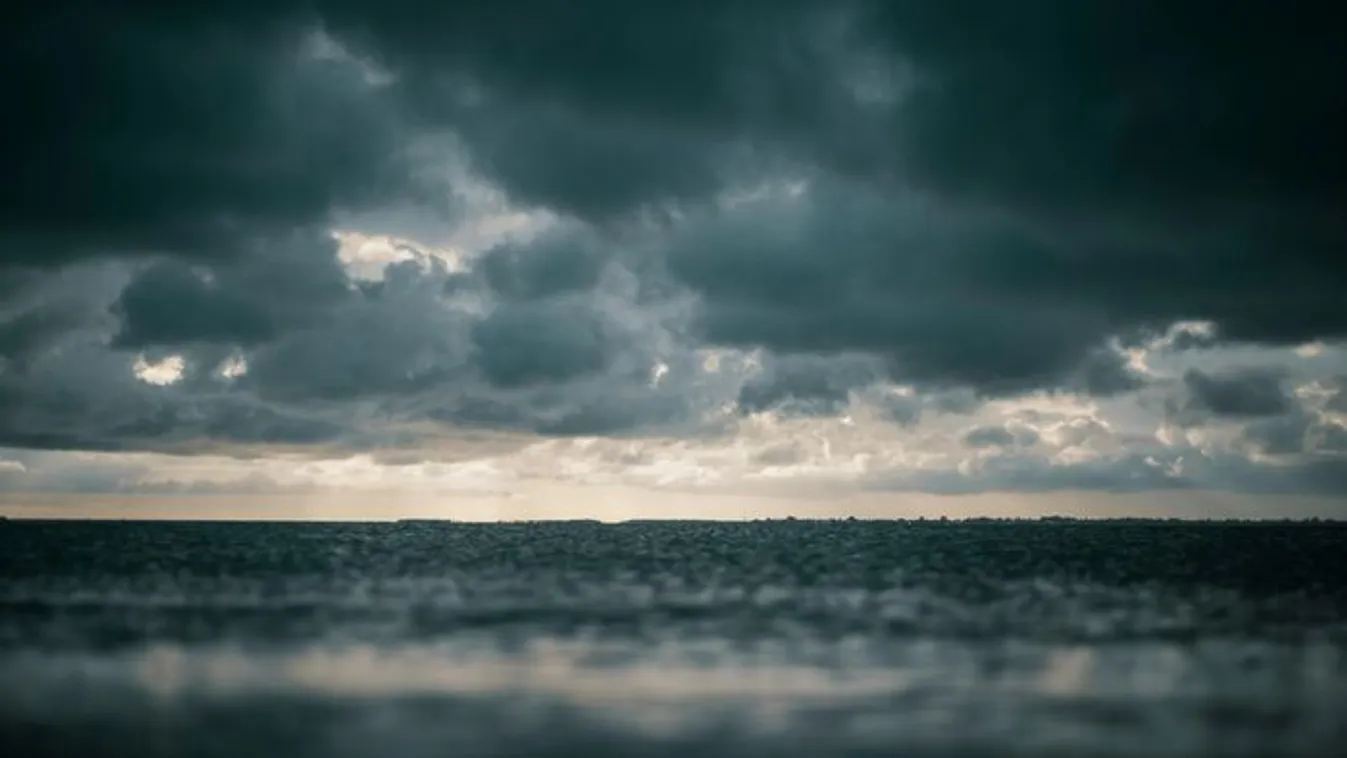 Tomboló kánikula mellett szakad le az ég