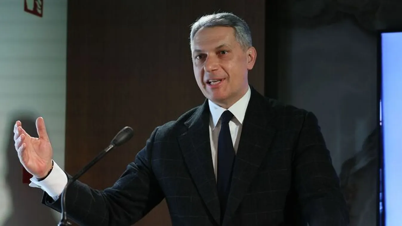 Lázár János: Magyar Péter csak saját magát mutogatja