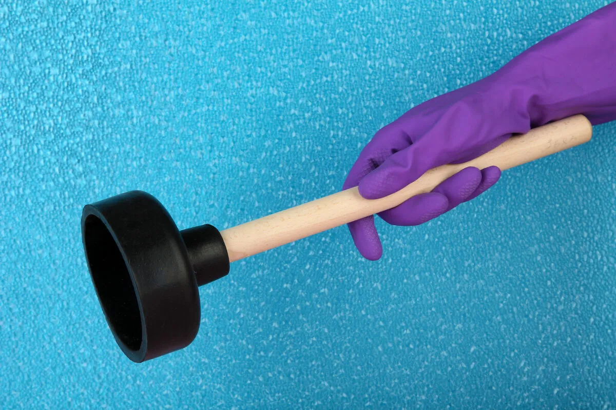 Vécépumpa Toilet,Plunger,In,Hand,On,Blue,Background
