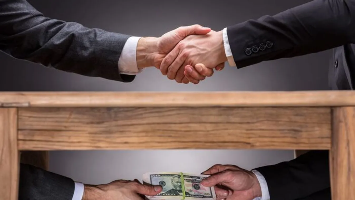 Zelenszkij korrupció-ügyben menekülőre fogta