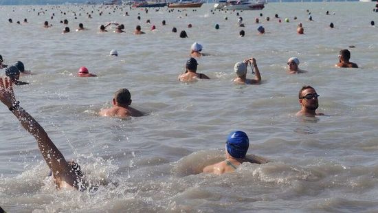 Hamarosan elstartol az idei Balaton-átúszás: ezt érdemes tudni a versenyről!