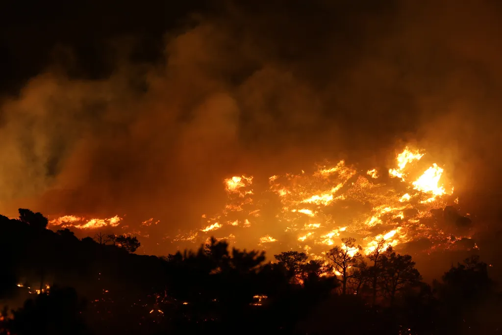 Massive fire erupts in Ierapetra, Crete krétai tűzvész