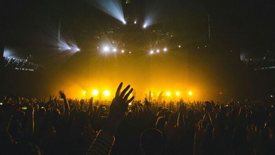 Ezrek vártak rájuk, az utolsó pillanatban tett sokkoló bejelentést a zenekar
