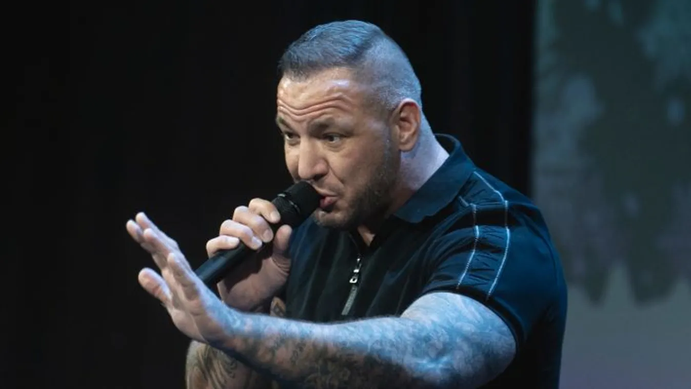 Még az exfelesége is kommentelt Curtis posztja alá