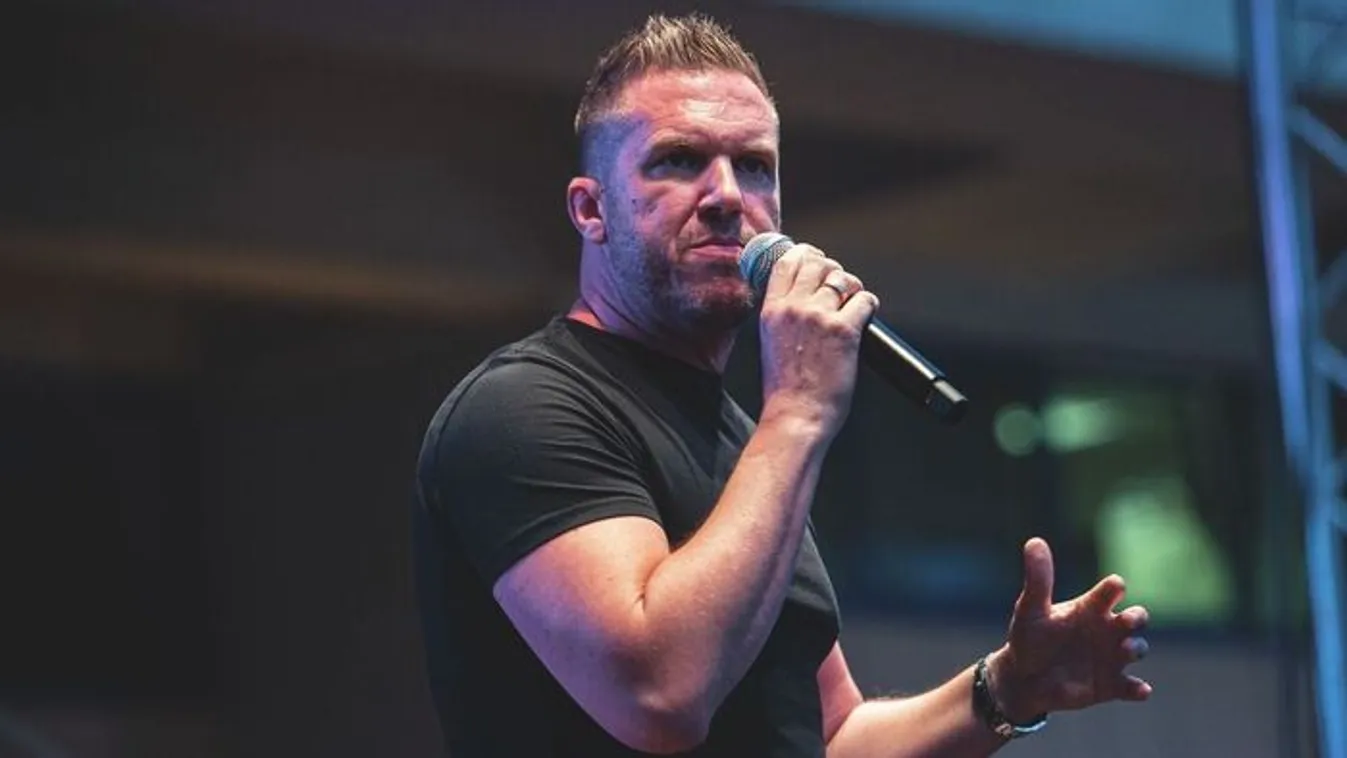 Nagy felháborodást keltett Kasza Tibi háromlábú oroszlánja