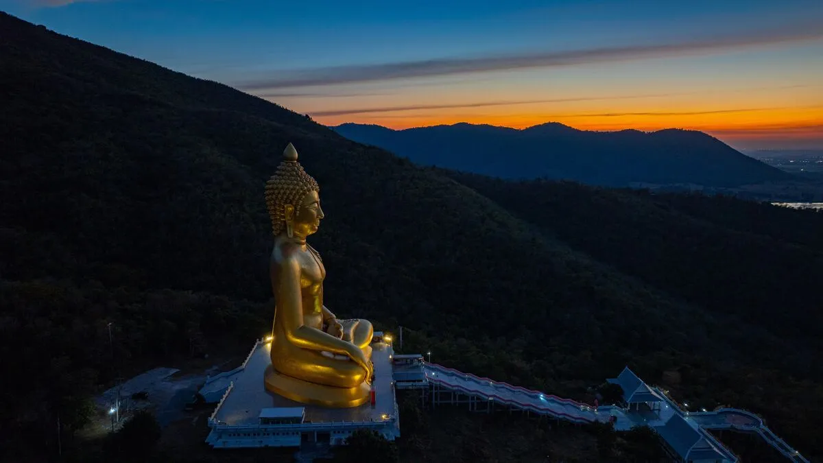 Tízmilliószoros nap An,Awe-inspiring,View,Of,A,Big,Golden,Buddha,Statue,Atop