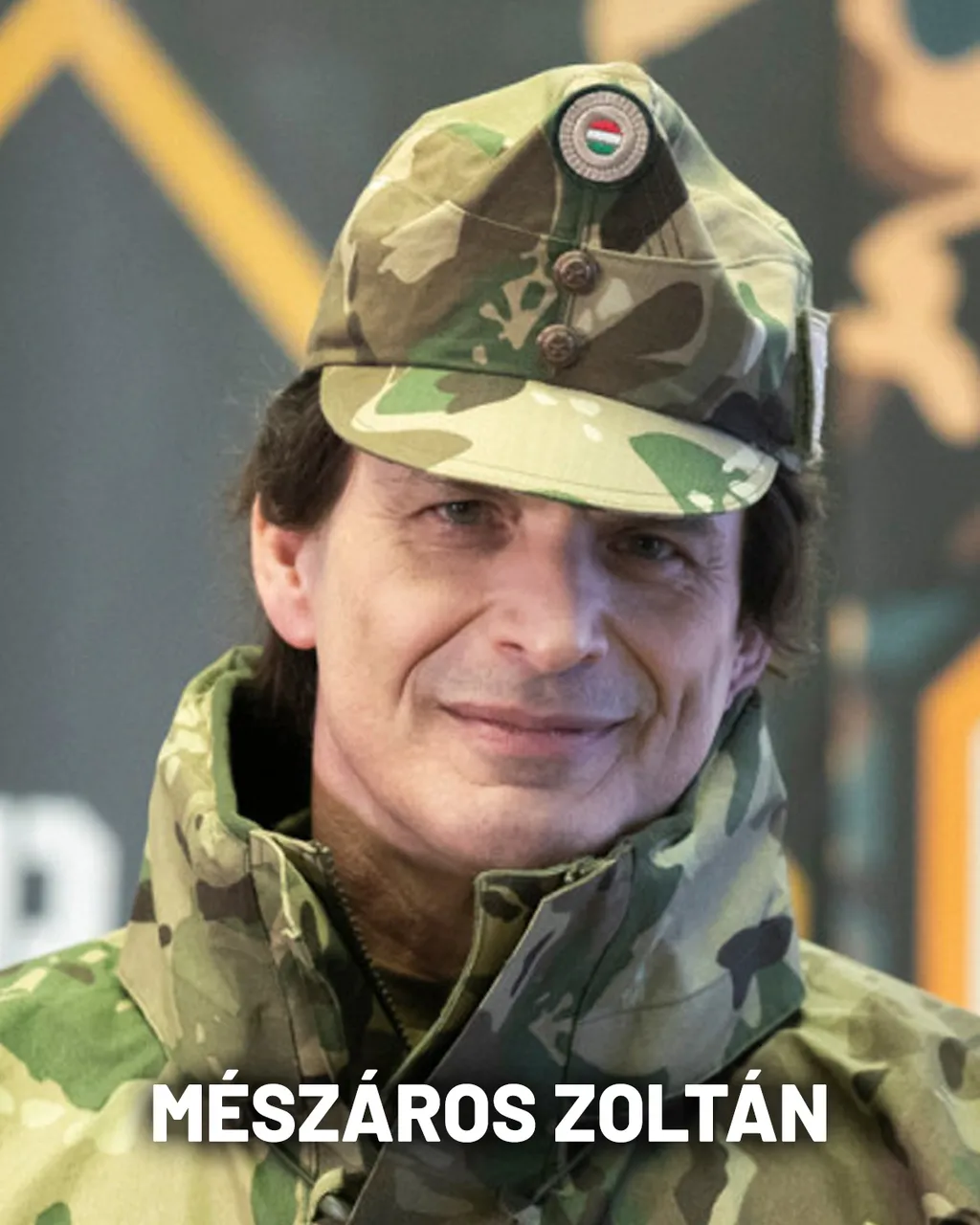 A sorozat főhősét, a labdarúgóból lett taxisofőrt, aki épp sorkatonai szolgálatát teljesíti, Mészáros Zoltán játszotta. A Gór Nagy Mária színitanodában végzett színész a kilencvenes években a Szolnoki Szigligeti Színházban, illetve több erdélyi társulatban is fellépett. 2000-ben Németországba költözött, 2011 óta a müncheni T-ATER társulatában játszik. Mindemellett azonban magyar produkciókban is feltűnik. A színjátszás mellett rendez is, főleg kísérleti, független és dokumentumfilmeket. A 61 éves színész kétszer nősült meg, első házasságából egy lánya, a másodikból pedig egy fia és két lánya született. Szerepelt a S.E.R.E.G. sorozatban.