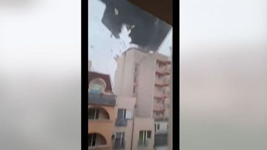 Sokkoló videó: letépte a viharos szél a Szegedi Tudományegyetem tetejét