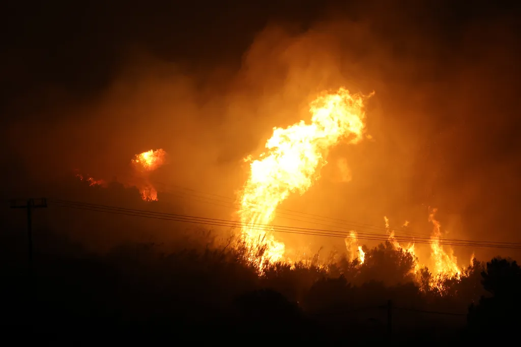 Massive fire erupts in Ierapetra, Crete krétai tűzvész
