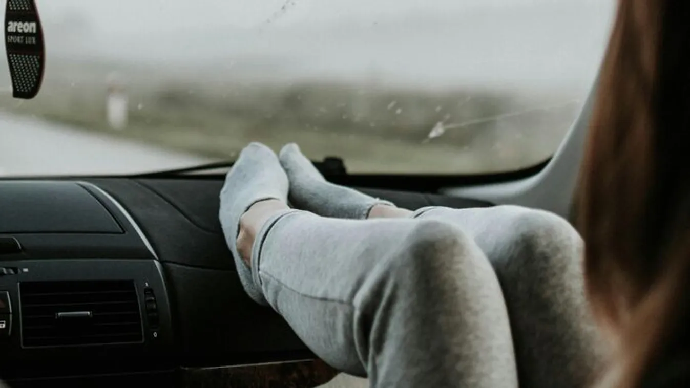 Ezért ne utazz soha műszerfalra feltett lábbal! - Videó