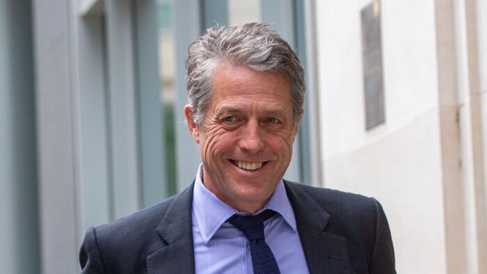 Hugh Grant Kamilla királyné mögött aludt el