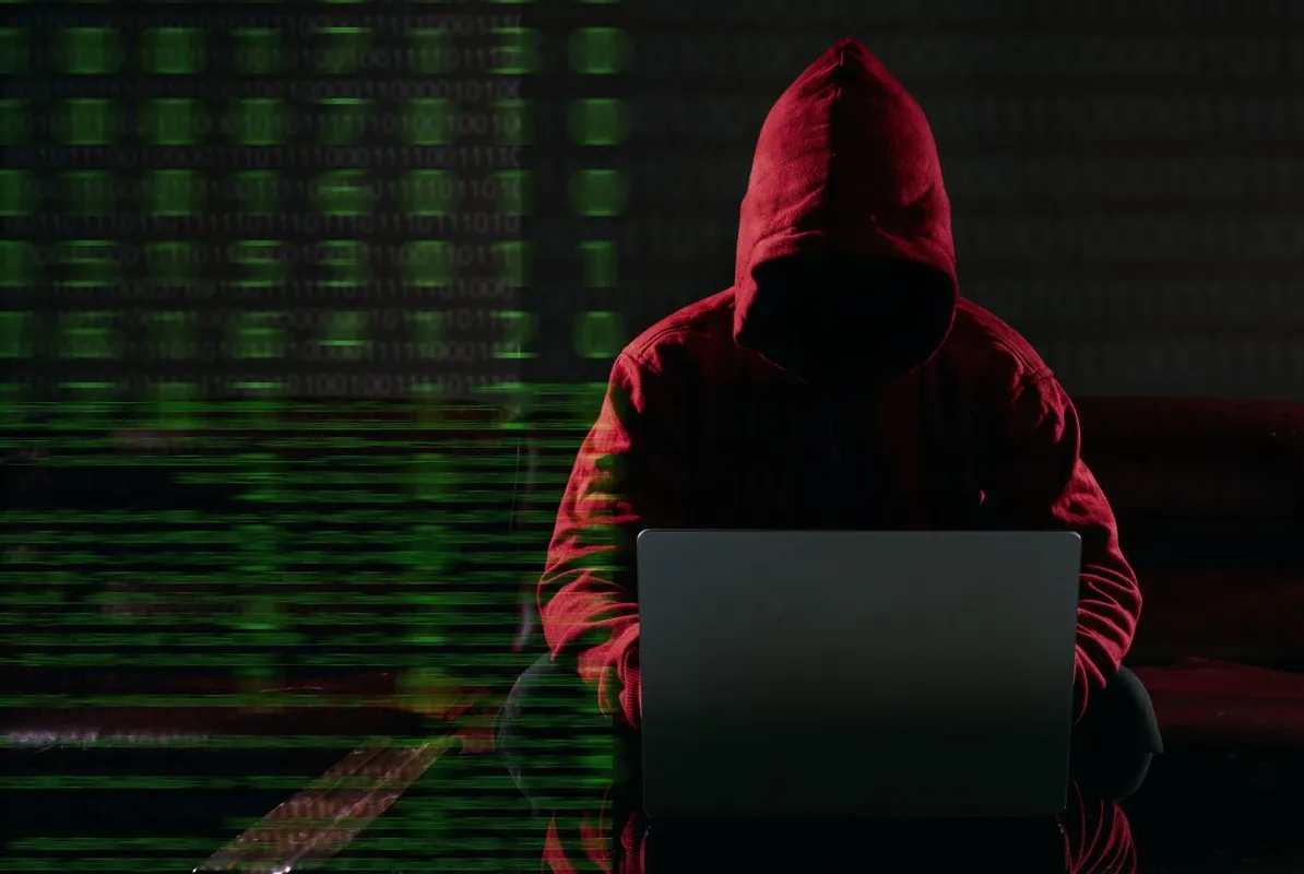 Hacking,And,Malware,Concept.,Hacker,Using,Laptop,Computer,With,Binary, online csalók