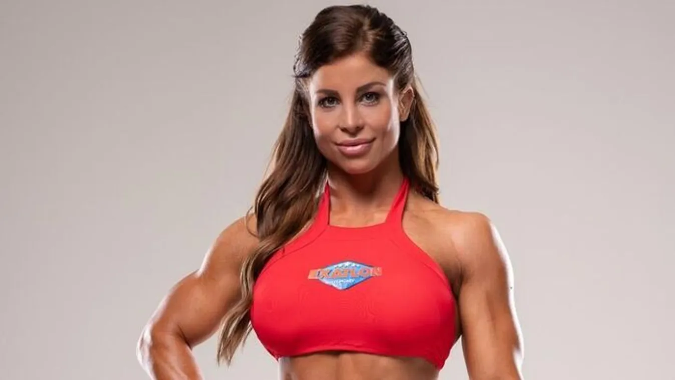 Elájultak a rajongók Szabó Franciska kerek popsijától