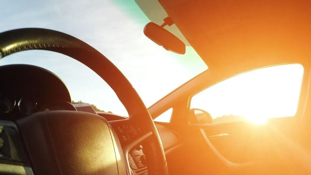 Újszülött csecsemőt hagytak magára egy autóban