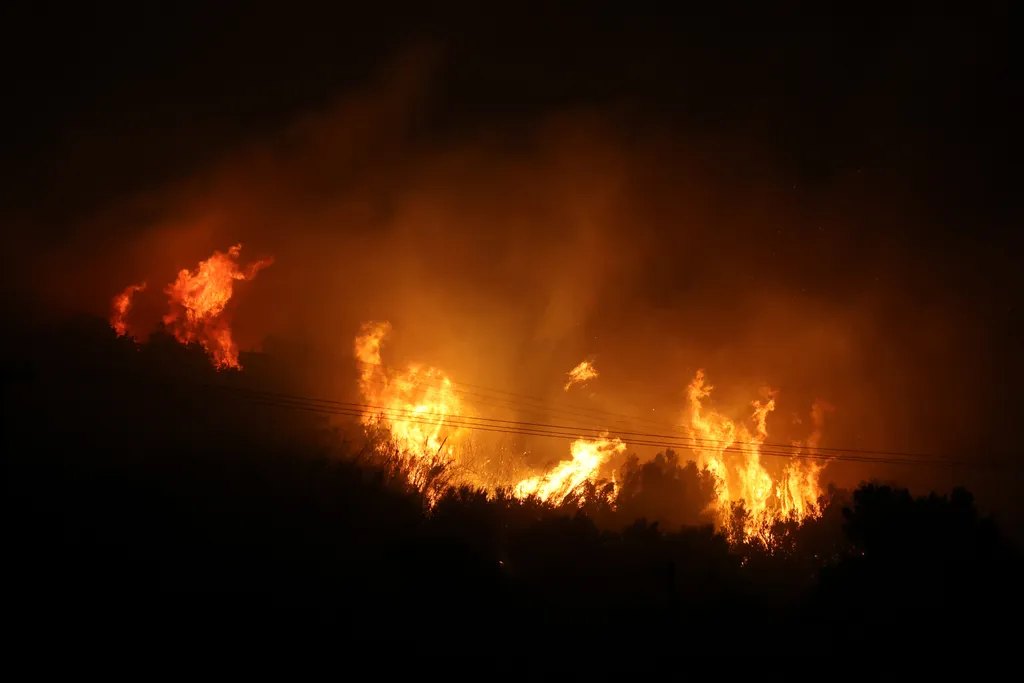 Massive fire erupts in Ierapetra, Crete krétai tűzvész