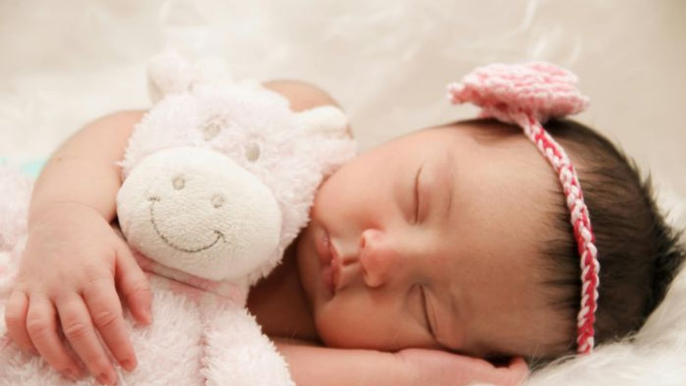 Gyógyíthatatlan betegséggel küzd a kétéves Molli, szülei teljes bizonytalanságban élnek - Videó