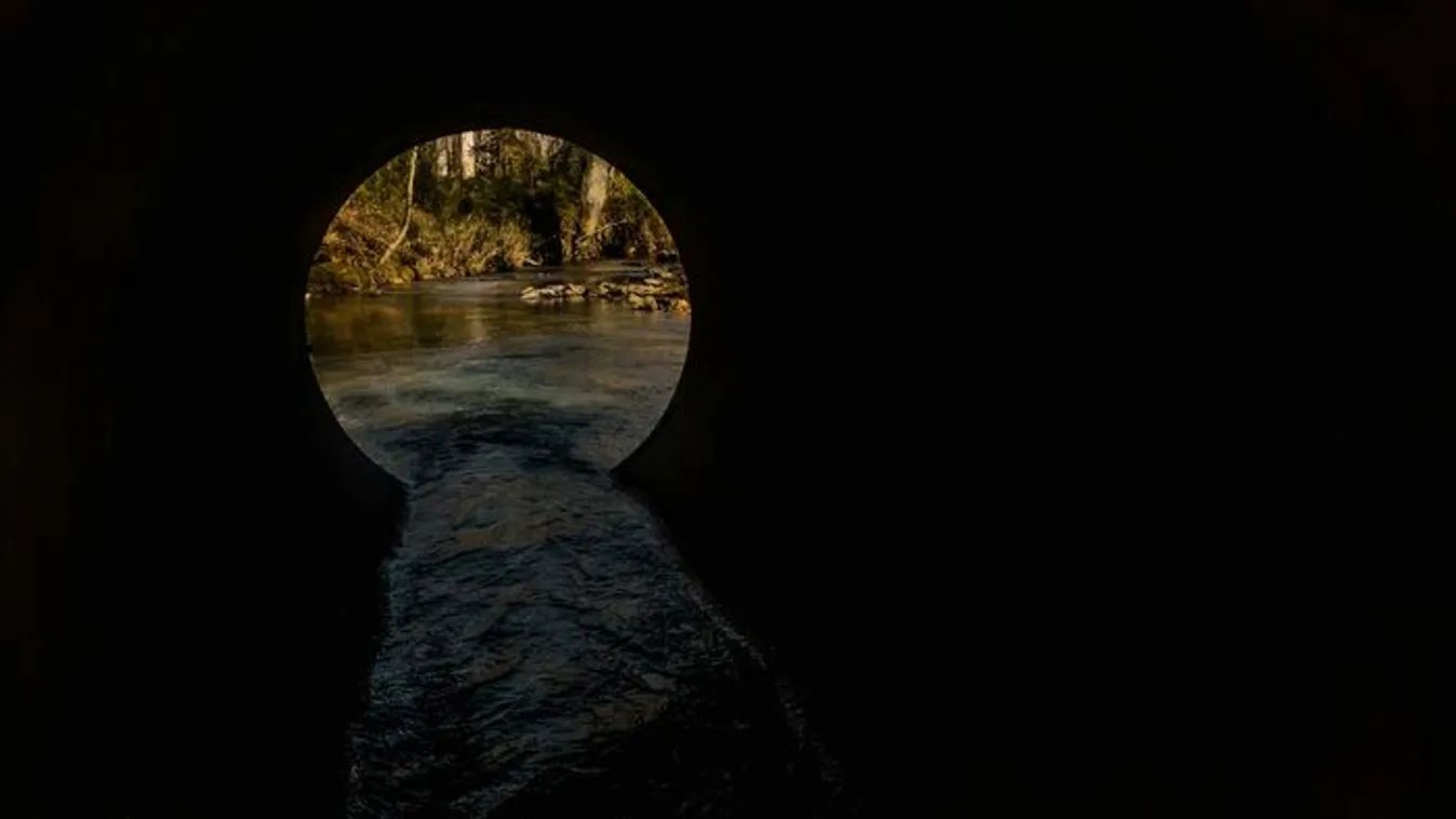 Csak egy labdáért ment, de beszippantotta a vízelvezető