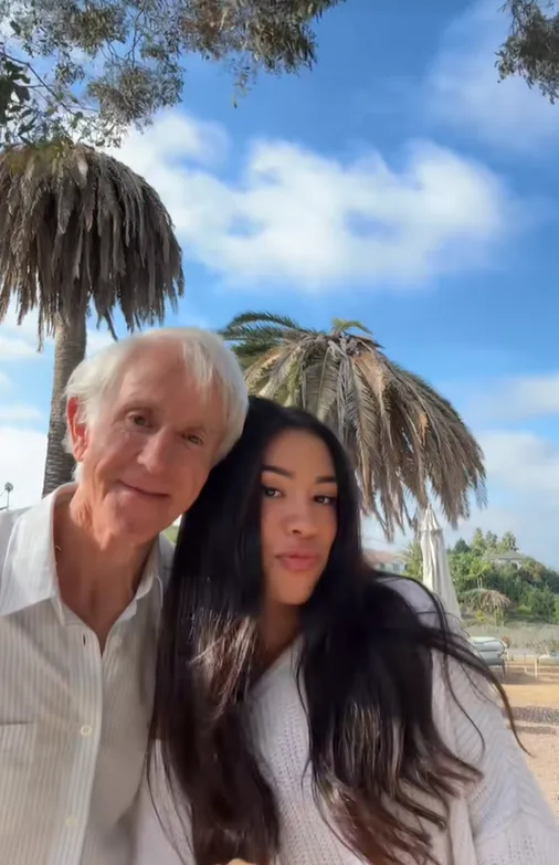  Egy 25 éves nő, akinek 76 éves barátja a lelki társa, kritizálja az embereket, akik undorítónak nevezik