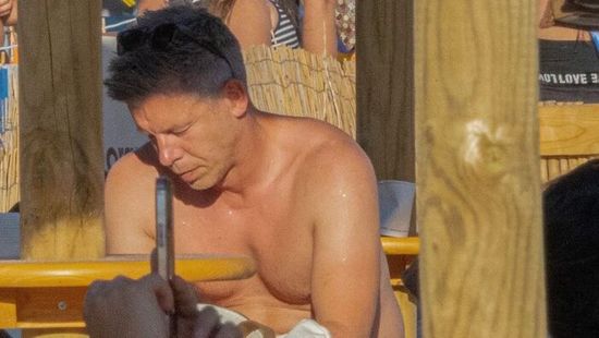Magyar Péter pánikszerűen hazahúzott a nyaralásból. Egész héten idegesen telefonált