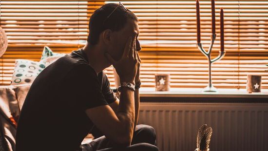 „Végig kell néznem, ahogy a feleségem más férfiakkal randizik – a szemem láttára történik minden"