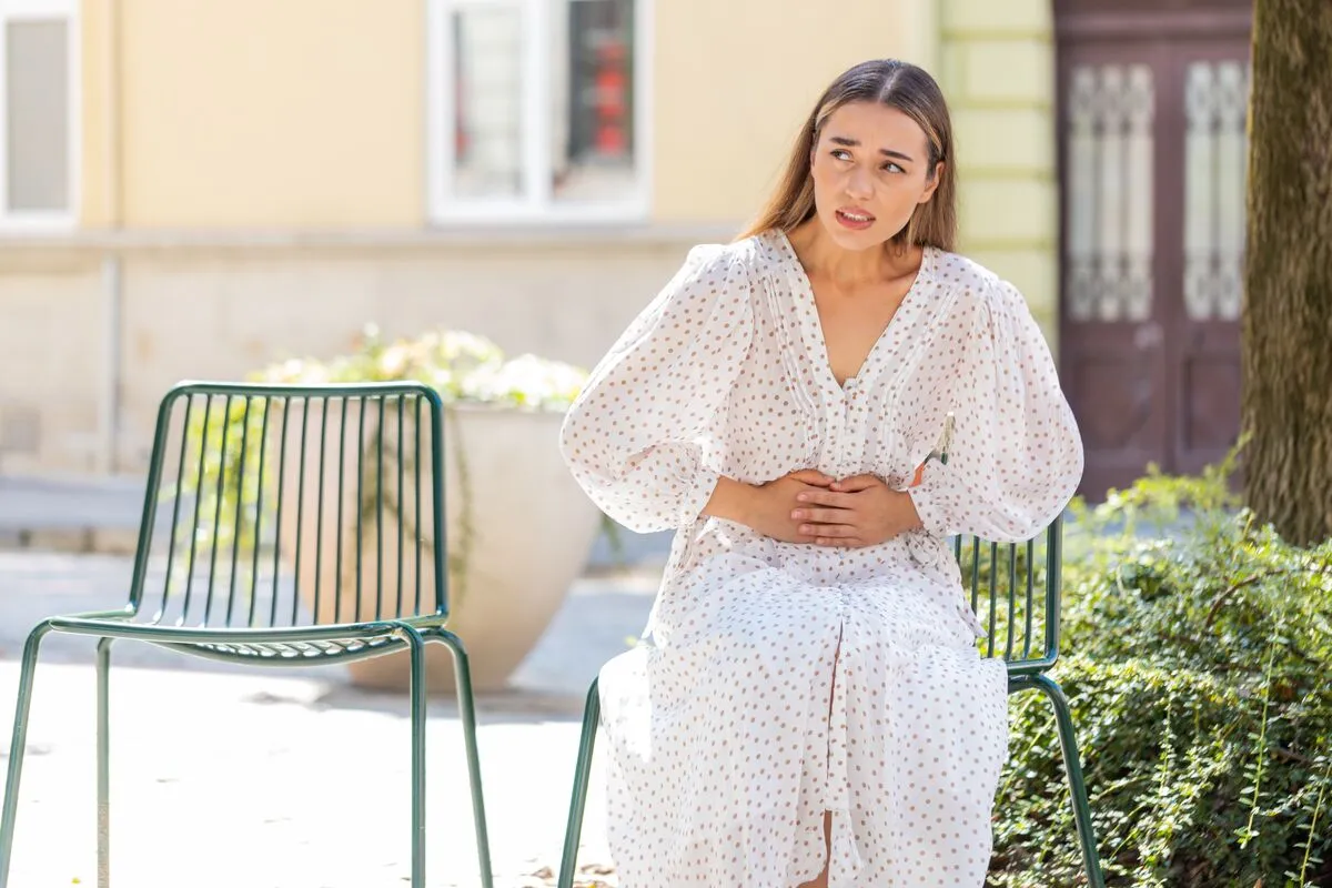 Ezeket az ételeket kerüld el Caucasian,Young,Woman,Traveler,Feeling,Sudden,Strong,Abdominal,Stomach,Ache