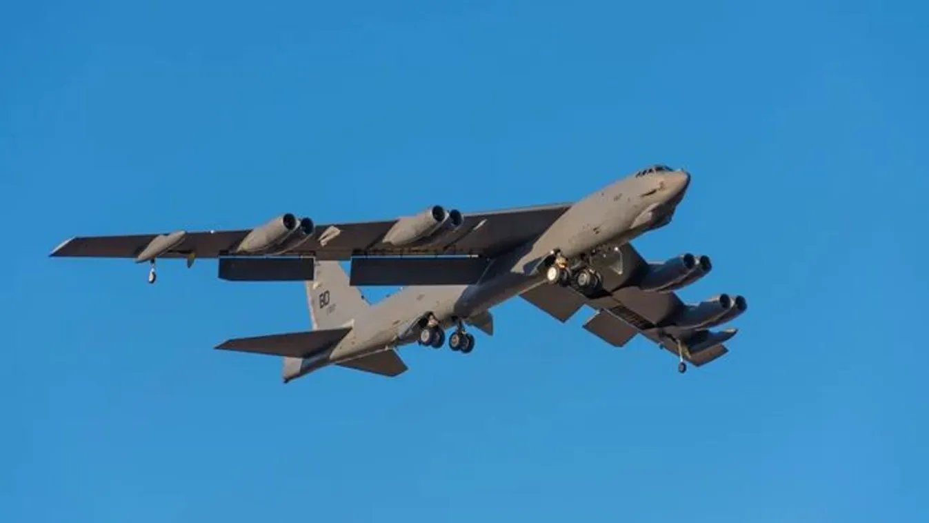 Nehézbombázóval ütközött majdnem egy utasszállító