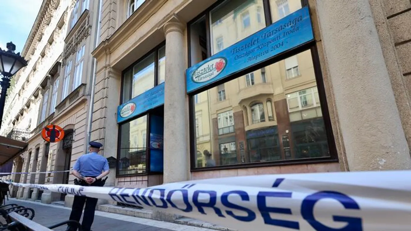 Rejtélyes körülmények: ezeket vitték el Schmuck Andor lakásából a rendőrök - Fotó