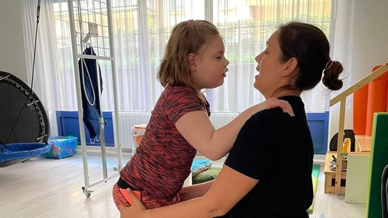 „Néha úgy érzem, bármit is teszünk, semmi nem elég” – elkeseredetten próbál segítséget kérni az agyi bénulással élő Hanna anyukája