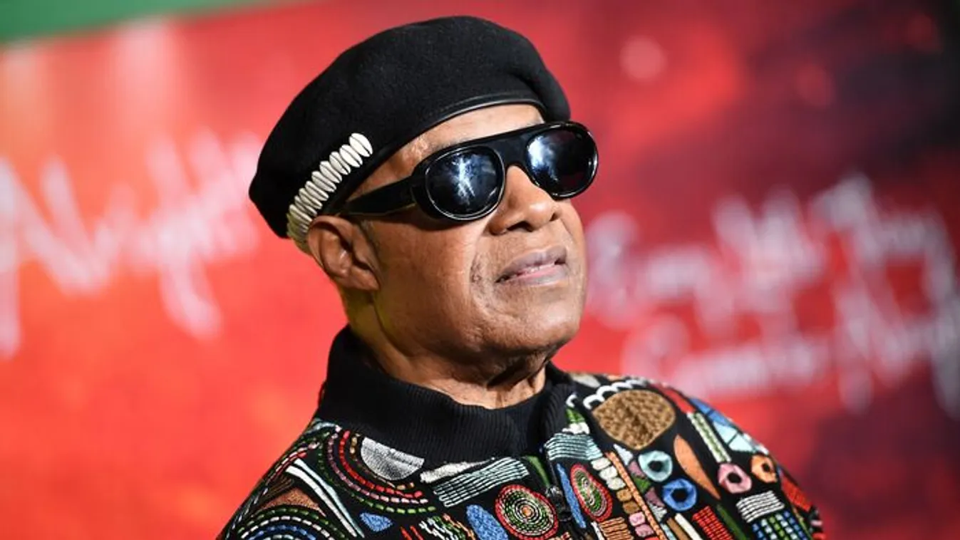 Most akkor Stevie Wonder lát, vagy nem lát?