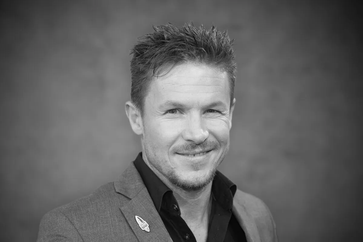 Extreme athlete Felix BAUMGARTNER dies in an accident.