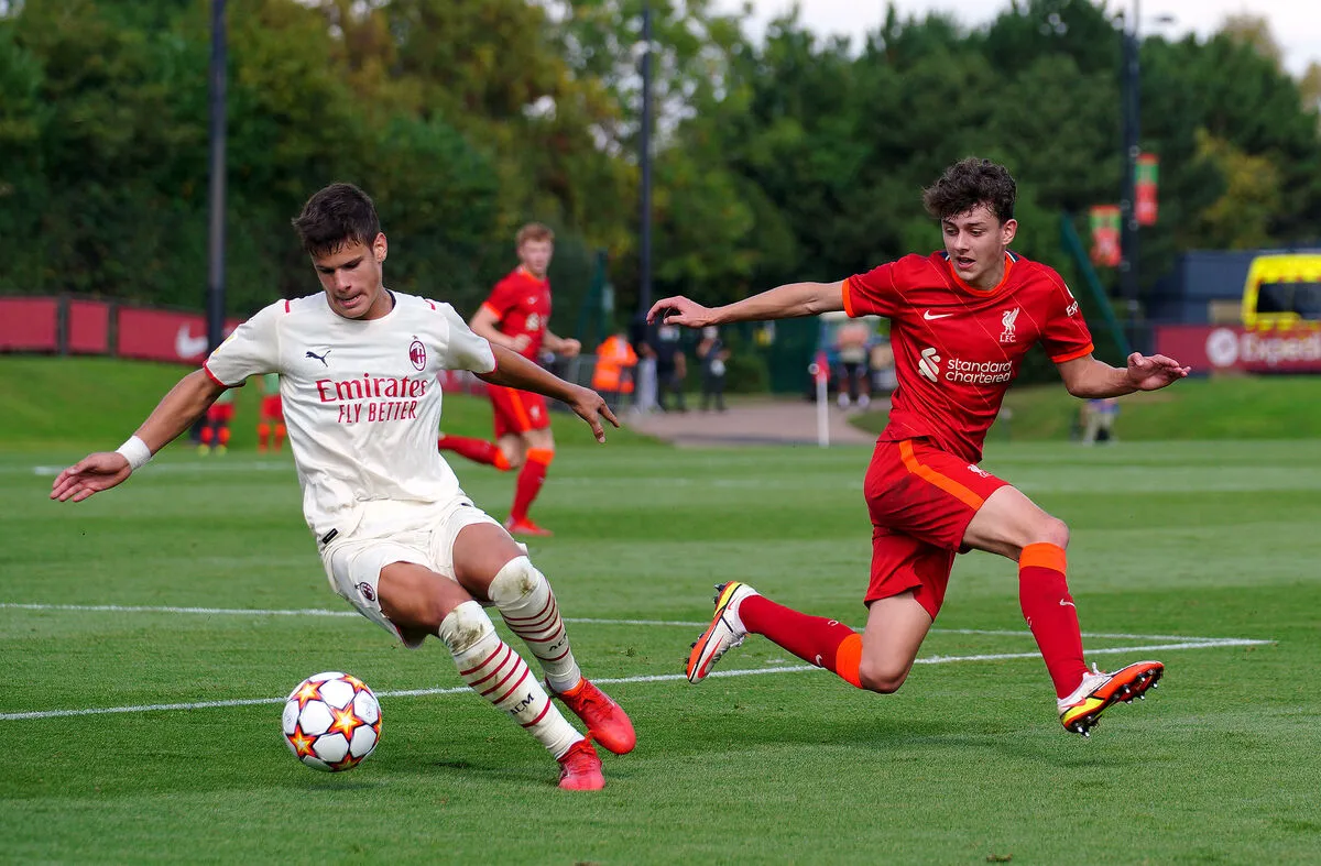 Kerkez (balra) 2021 őszén még a Milan játékosaként focizott a Liverpool elleni ifi-BL-meccsen