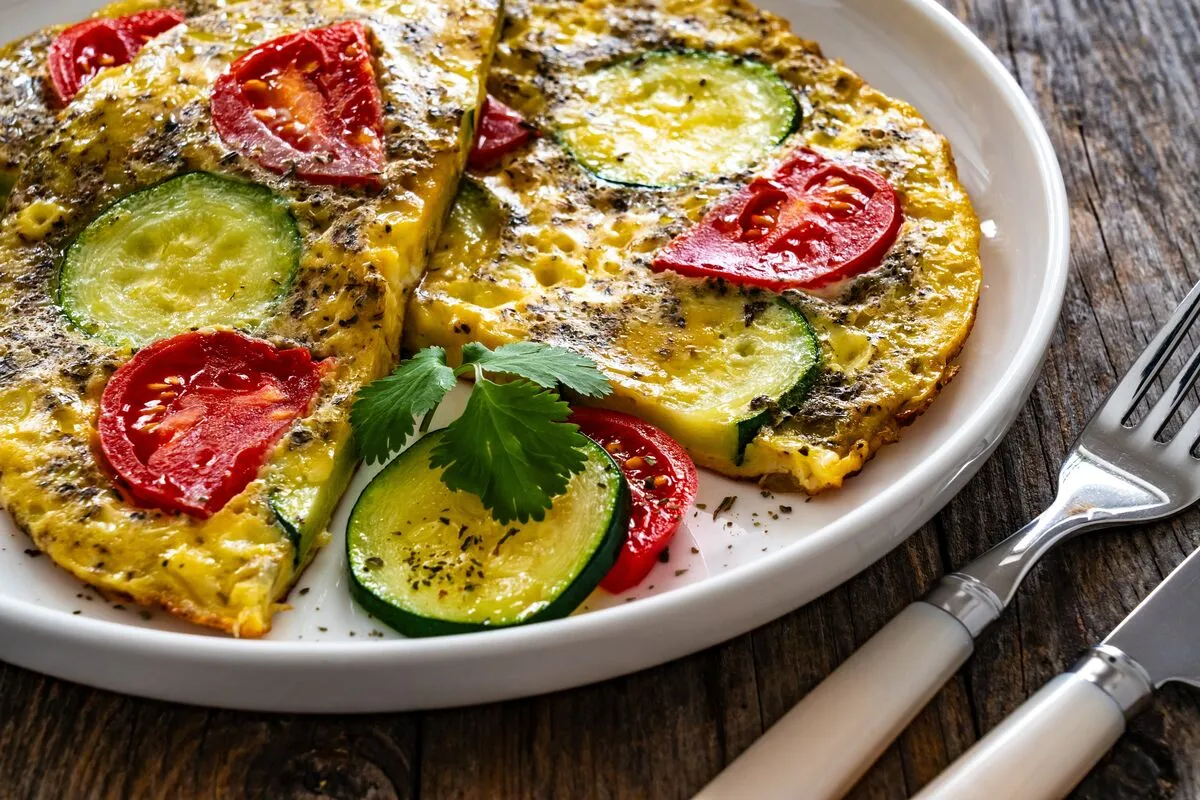 Cukkinis rántotta /Omelette,-,Scrambled,Eggs,With,Mozzarella,Cheese,,Zucchini,And,Tomatoes