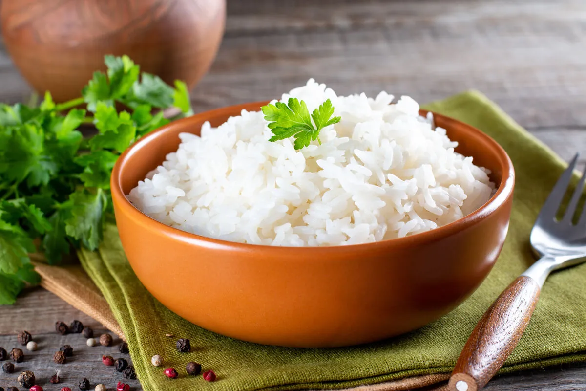 Főtt rizs White,Rice,In,Bowl,On,Wooden,Table