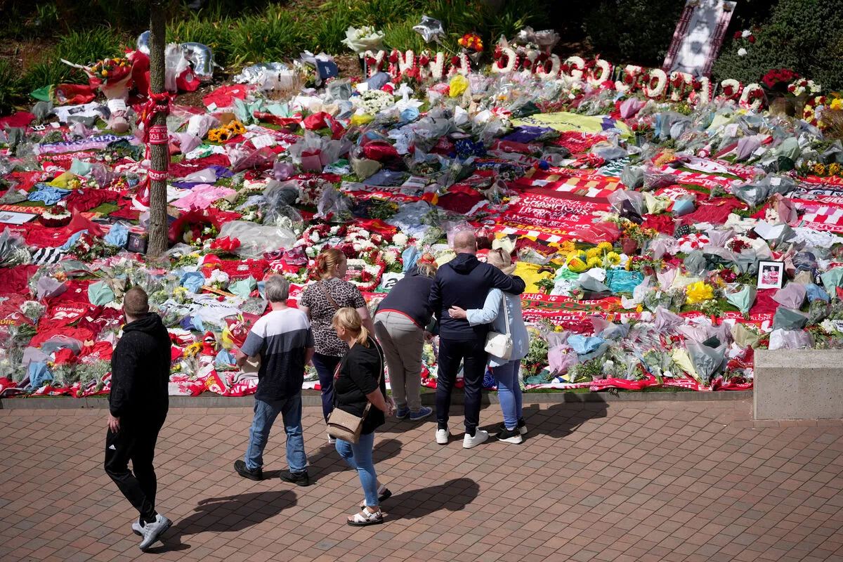 Emléktárgyak ezreit helyezték el az Anfield előtt, mindezt újrahasznosítva emel Diogo Jota-szobrot a Liverpool