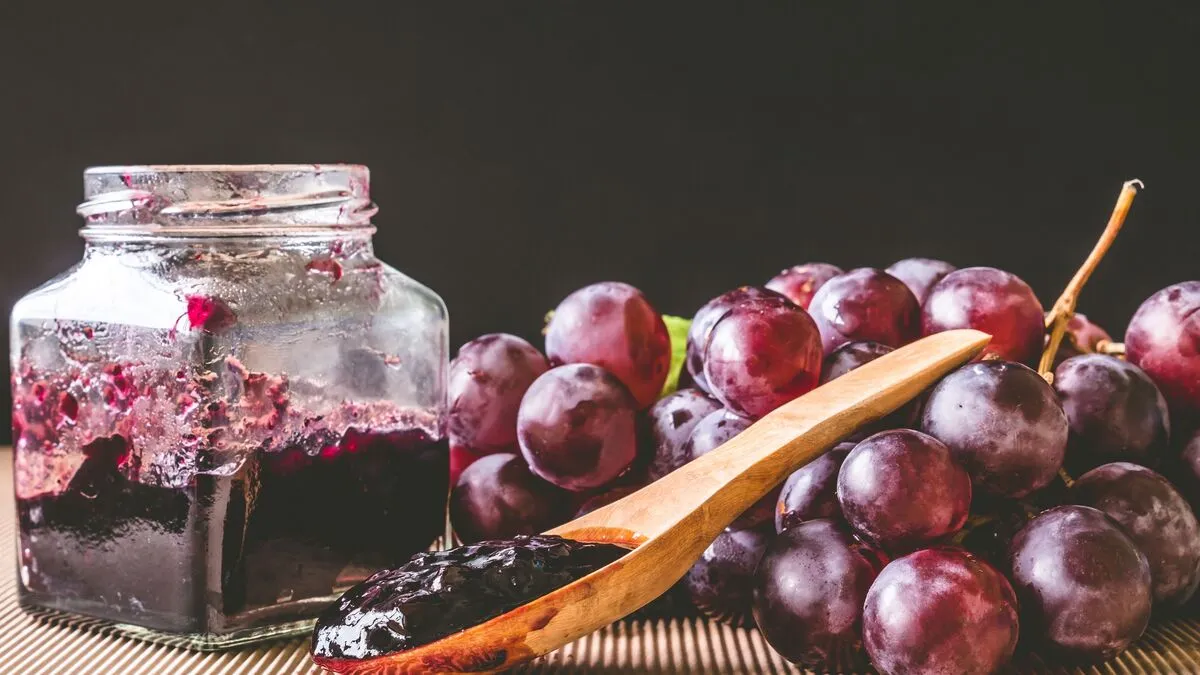 Szőlőlekvár Red,Grapes,And,Jam,On,Wooden,Table,With,Black,Background