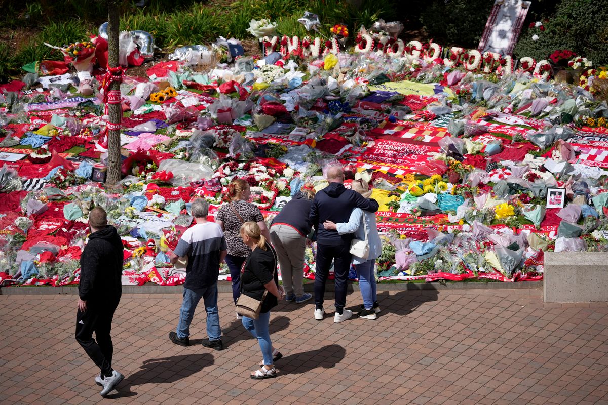 Emléktárgyak ezreit helyezték el az Anfield előtt, mindezt újrahasznosítva emel Diogo Jota-szobrot a Liverpool