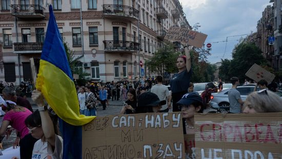 Zelenszkij meghátrált a népharag miatt. Harmadik napja tüntetnek Ukrajnában
