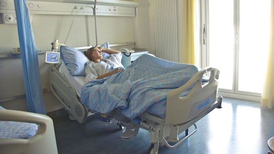 Rendőrök jelentek meg a szülőszobában, kiderült az apa szörnyű titka