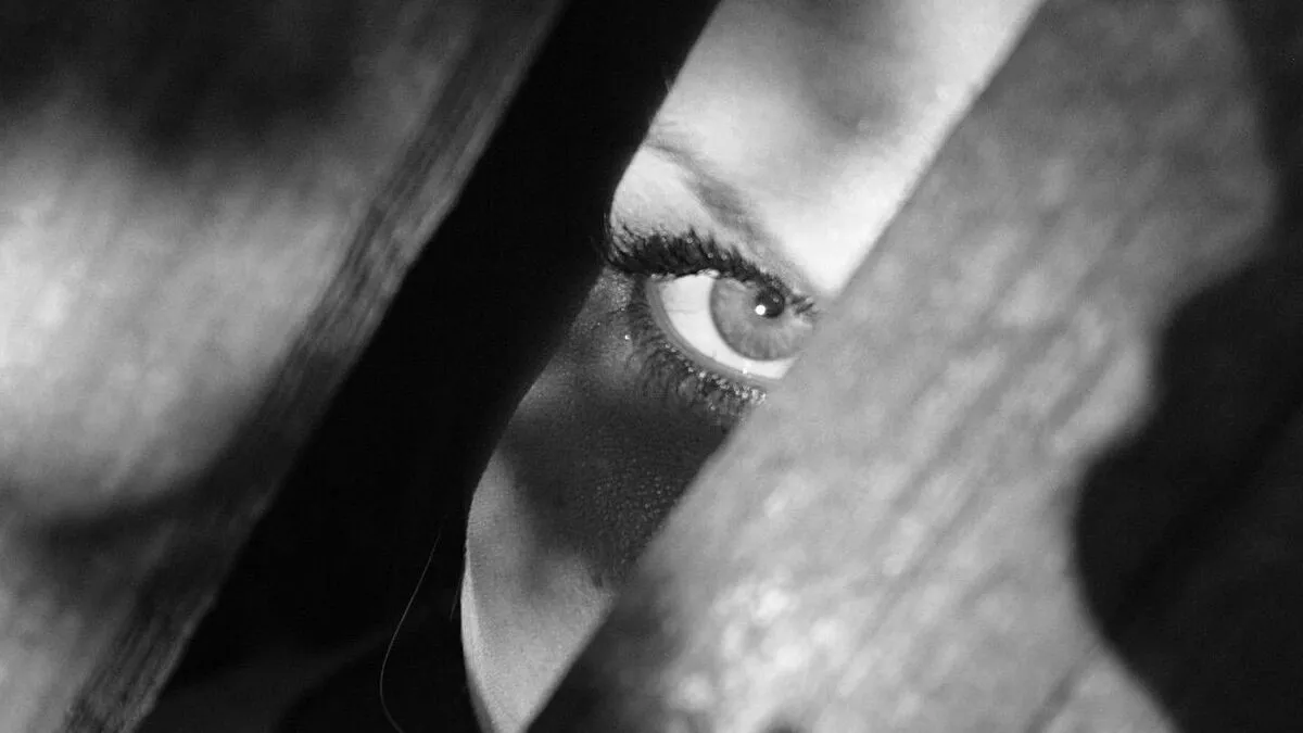 alt=A fogva tartott fiatal lány erejéből már alig maradt, mire megtalálták a rendőrök egy vidéki pajtában