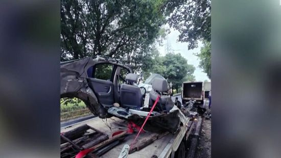 Brutális baleset a 26-os főúton: kettészakadt az autó, életveszélyben a sofőr