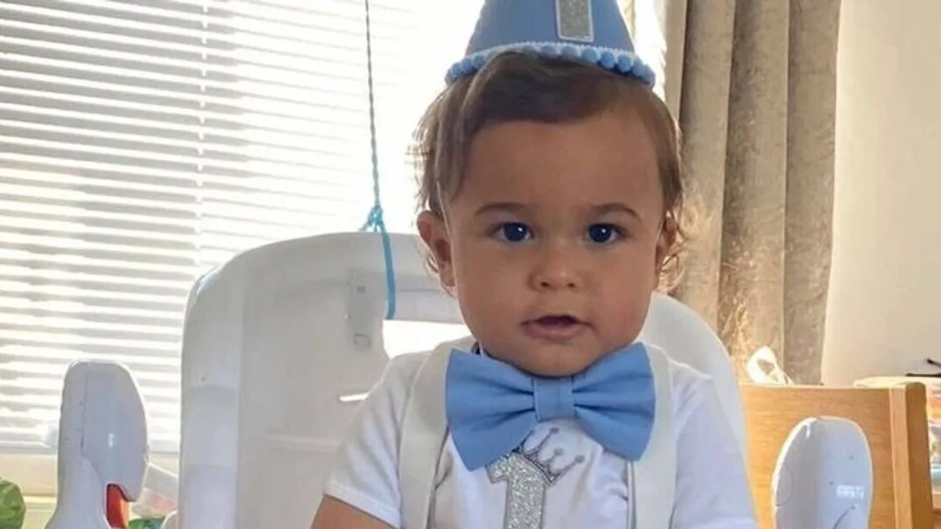 Édesanyja kezét szorítva távozott a 3 éves fiú