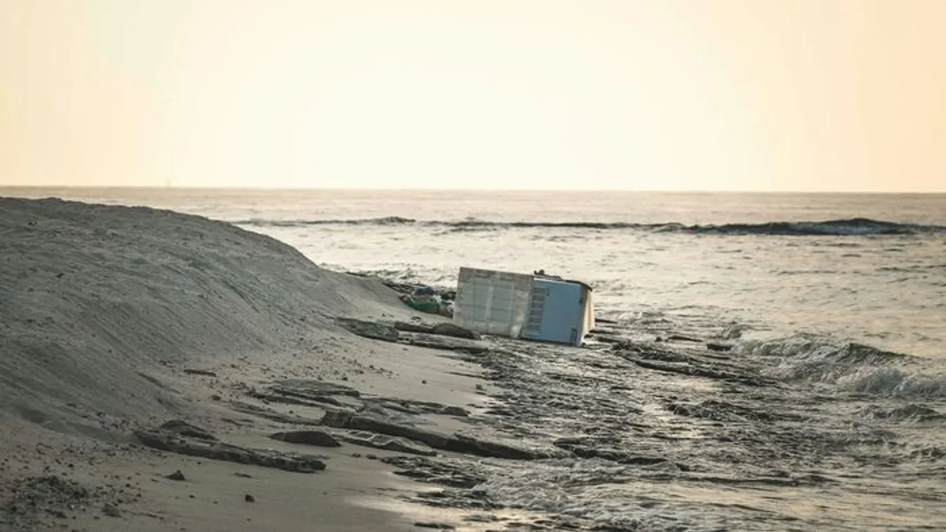 Partra sodródott konténer tartalma sokkolta az arra járókat