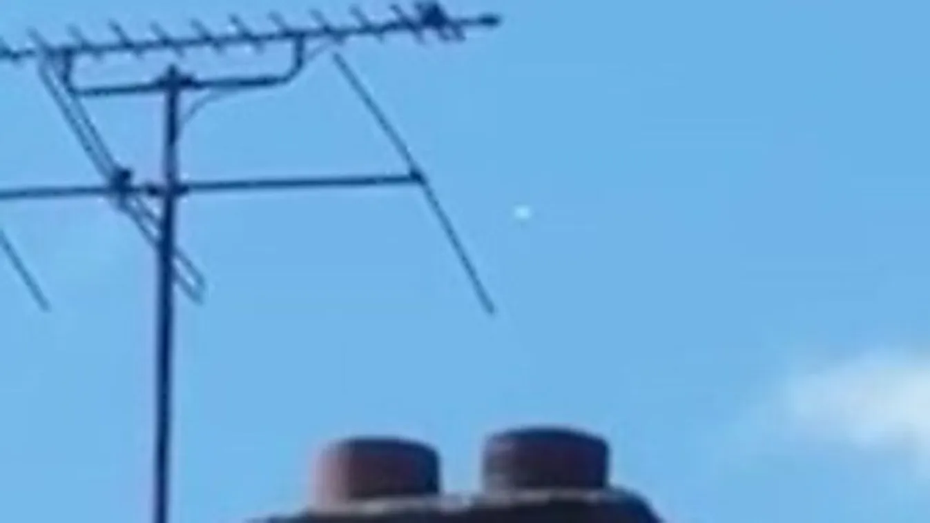 Két perc, mindössze ennyire volt látható a fénylő UFO - Fotó