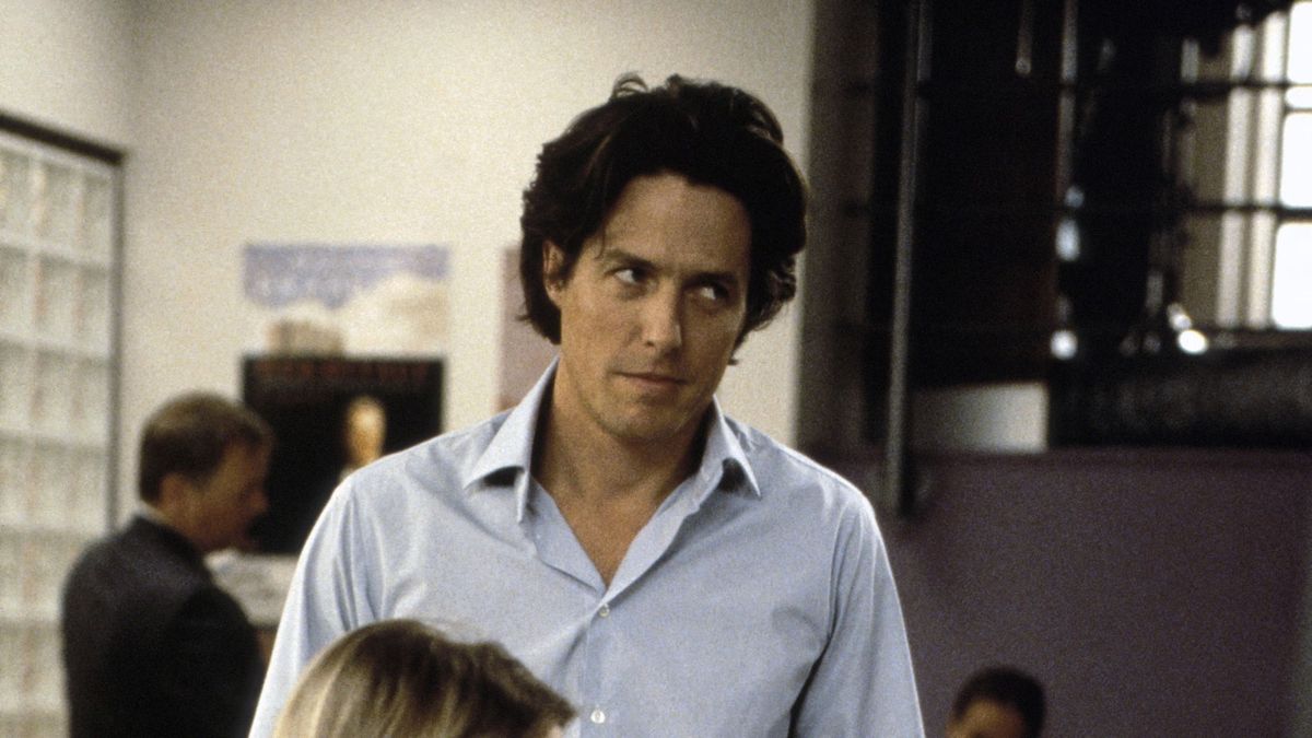 alt= Hugh Grant a Bridget Jones- filmsorozatok alatt szerzett igazán közkedvelt népszerűséget. Most Kamilla királyné mögött alakított emlékezeteset 