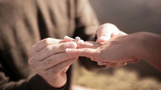 Lángoló szerelem: Nem hiszed el, hol történt a nyár legforróbb lánykérése!