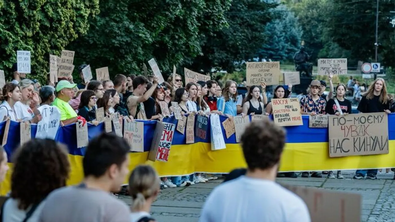 Így égették Zelenszkij arcképét Kijevben